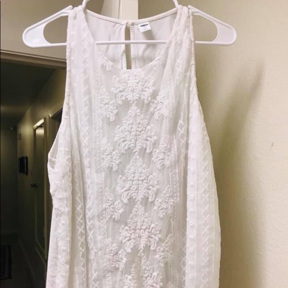OLD NAVY WHITE SLEEVELESS BLOUSE